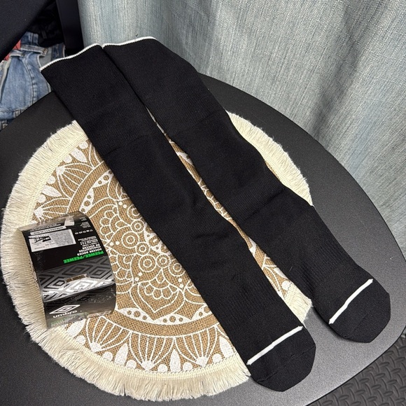 🏴 Umbro Black Peewee soccer socks kids size 9-2.5 NEW - Picture 4 of 4